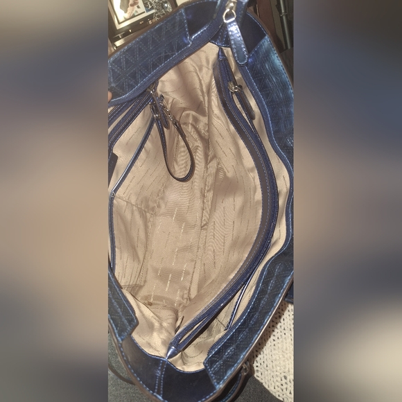 Michael Kors Voyager metallic blue Embossed Leather Large Tote - Picture 14 of 15